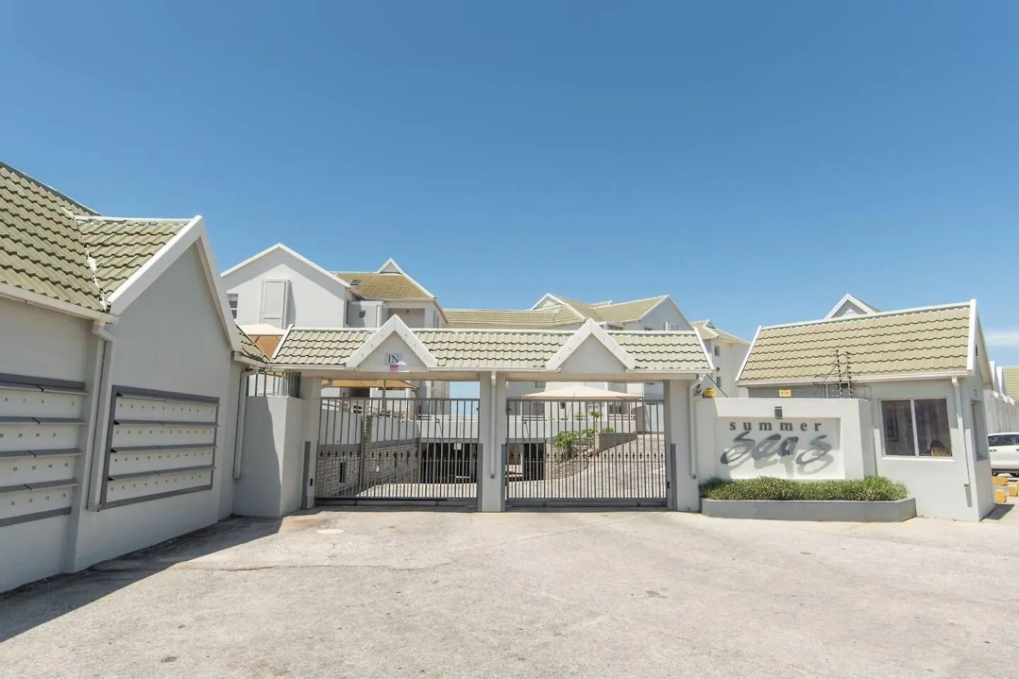 Barefoot Bliss - Summerseas Port Elizabeth Apartment